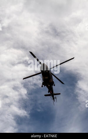 Un hélicoptère à la recherche de personnes piégées dans les inondations. Banque D'Images