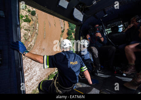 Les agents de police et l'Armée de chercher des survivants coincés dans les inondations. Banque D'Images