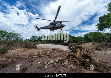 Un Atlas Oryx airforce hélicoptère atterrit sur une rivière en crue de la banque. Banque D'Images