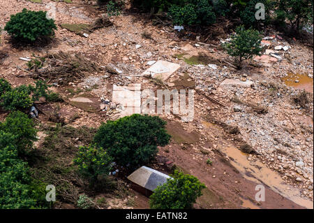 Un village sur une plaine de savane rage détruits par les eaux de crue. Banque D'Images