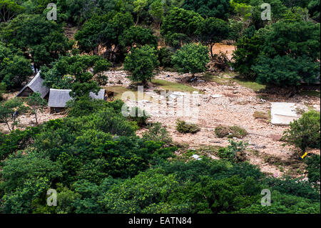 Un village sur une plaine de savane rage détruits par les eaux de crue. Banque D'Images