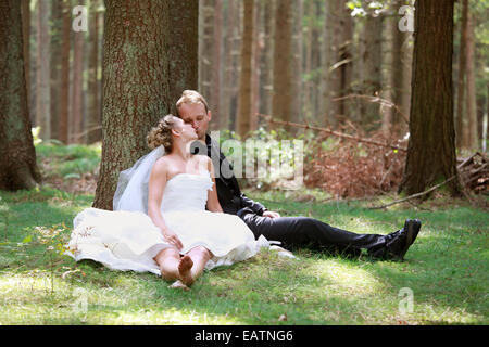 Mariée et le marié à tirer sur le mariage dans la forêt Banque D'Images