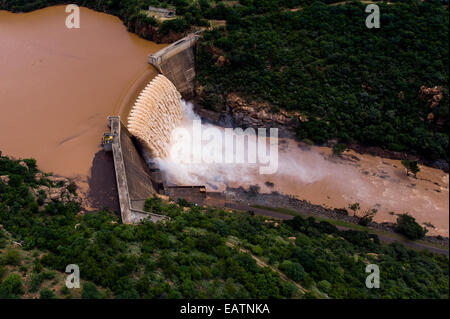 Les eaux de crue cascade sur un barrage déversoir en torrent de mousse. Banque D'Images