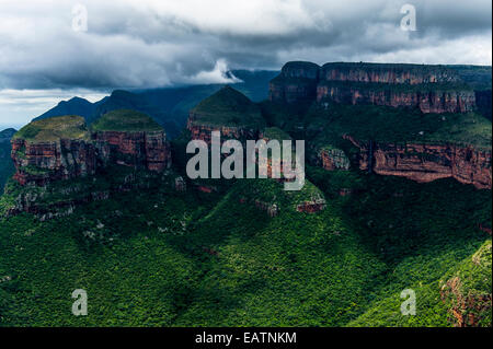 Les canyons et les falaises de montagnes escarpées entourées de forêt vierge dense. Banque D'Images