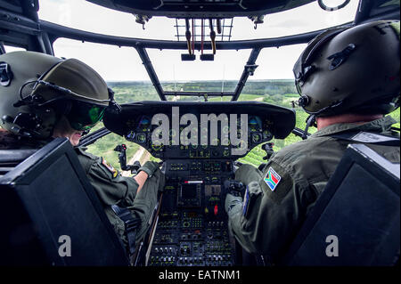 Le pilote de l'équipage d'un hélicoptère de l'armée de Oryx Atlas en patrouille. Banque D'Images