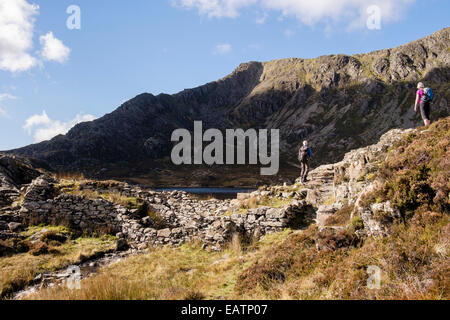 Randonneurs sur Llyn Y Foel dam ci-dessous Daear Ddu east ridge à Carnedd Moel Siabod sur la montagne de dans le parc national de Snowdonia au Pays de Galles UK Banque D'Images