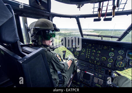 Un atlas à pilote d'hélicoptère Oryx les commandes de vol dans le cockpit. Banque D'Images