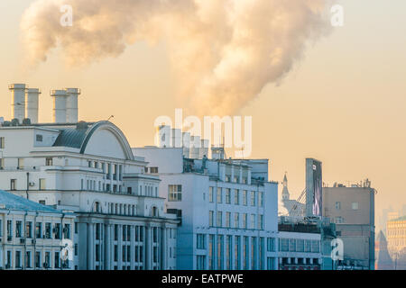 Soleil en Moscou, Russie. Jeudi, 20 novembre, 2014. Météo : Soleil, le smog et le gel en Moscou, Russie. La température est plutôt froide, jusqu'à -11°C (12.2 °F). Soit nuageux ou ensoleillé, pas de neige du tout et pratiquement pas de vent. Si les règles de la journée et de smog transports ajoute ses gaz d'échappement à l'air de la ville au-dessus de tout le reste. Ancienne centrale électrique. Il émet de la vapeur, ne pas fumer. La station est en opération plus d'une centaine d'années. Crédit : Alex's Pictures/Alamy Live News Banque D'Images