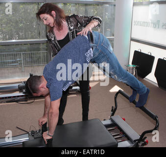 Coronation Street's Ryan Thomas avec les modèles Rachel Wallace, Sinead Duffy et Karena Graham à l'ouverture de Pilates dans Sports de performance, Dublin avec : Ryan Thomas Quand : 17 mai 2014 Banque D'Images