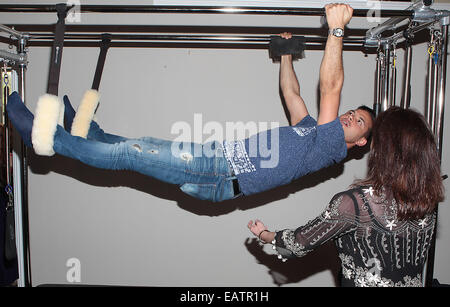 Coronation Street's Ryan Thomas avec les modèles Rachel Wallace, Sinead Duffy et Karena Graham à l'ouverture de Pilates dans Sports de performance, Dublin avec : Ryan Thomas Quand : 17 mai 2014 Banque D'Images