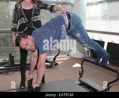 Coronation Street's Ryan Thomas avec les modèles Rachel Wallace, Sinead Duffy et Karena Graham à l'ouverture de Pilates dans Sports de performance, Dublin avec : Ryan Thomas Quand : 17 mai 2014 Banque D'Images