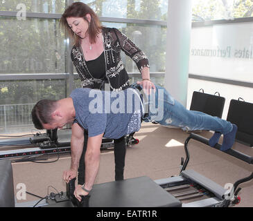 Coronation Street's Ryan Thomas avec les modèles Rachel Wallace, Sinead Duffy et Karena Graham à l'ouverture de Pilates dans Sports de performance, Dublin avec : Ryan Thomas Quand : 17 mai 2014 Banque D'Images