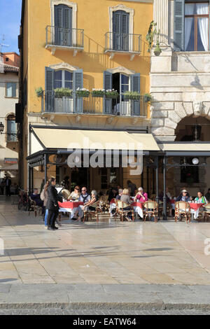 Dîners au restaurant de la chaussée en Plazza Bra, Vérone, Vénétie, Italie. Banque D'Images