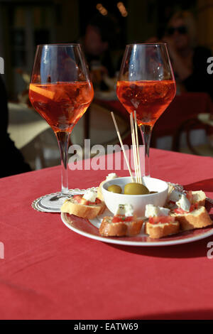 Apéritif Spritz et antipasti, Vérone, Vénétie, Italie. Banque D'Images