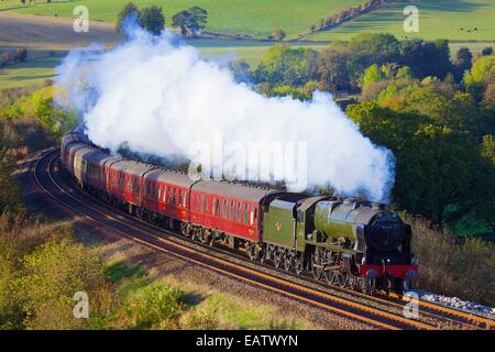 Locomotive vapeur 46115 Classe LMS Royal Scot Scots Guardsman près de la ferme du Bois bas Baron Armathwaite, Eden Valley, Cumbria, Royaume-Uni. Banque D'Images