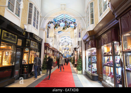 Burlington Arcade, une galerie marchande à Mayfair qui a ouvert ses portes en 1819, Londres, Angleterre, Royaume-Uni Banque D'Images