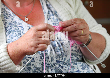 Close-up of middle-aged woman knitting Banque D'Images