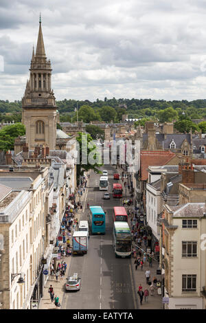 UK, Oxford, augmentation de la vue sur la rue principale de la tour Carfax. Banque D'Images