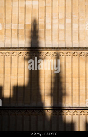 UK, Oxford, spire Détail des ombres sur les murs de la Bodleian Library. Banque D'Images