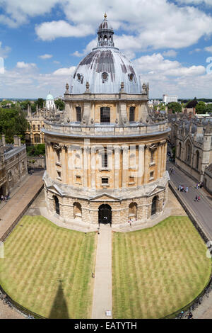 UK, Oxford, elevated view de la Radcliffe Camera Library de l'église vue d'en face. Banque D'Images
