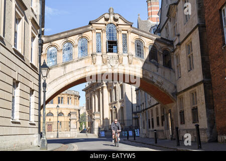 UK, Oxford, Hertford, aussi connu comme le Pont des Soupirs, la jointure de deux parties de Hertford College au New College Lane. Banque D'Images