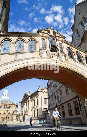 UK, Oxford, Hertford, aussi connu comme le Pont des Soupirs, vue vers le Sheldonian Theatre. Banque D'Images