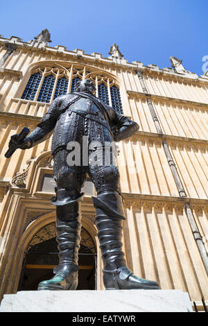 UK, Oxford, statue de Wiliam Herbert dans l'ancienne école Quadrangle à la Bodleian Library. Banque D'Images