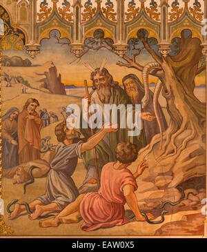 Trnava - fresque néo-gothique de fhe scène comme Moïse fit un serpent de bronze par Leopold Bruckner (1905 - 1906) à Saint Nicholas church. Banque D'Images