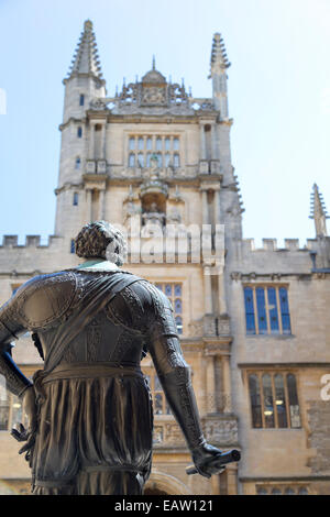 UK, Oxford, statue de Wiliam Herbert et la 'Tour des cinq ordres' dans l'ancienne école Quadrangle à la Bodleian Library. Banque D'Images