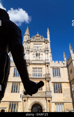 UK, Oxford, statue de Wiliam Herbert et la 'Tour des cinq ordres' dans l'ancienne école Quadrangle à la Bodleian Library. Banque D'Images