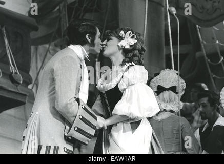 Mylène Farmer la chanteuse pop britannique dans le London Palladium 1967 avec Tricia Robinson Crusoé pantomime de l'argent. Photo Tony Gale Banque D'Images