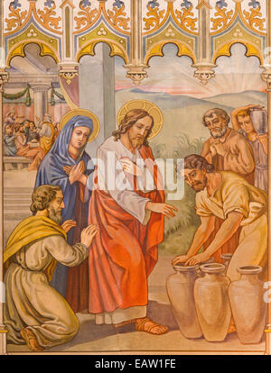 TRNAVA, Slovaquie - 14 octobre 2014 : la fresque de style néo-gothique scène fhe Jésus par miracle à Cana par Leopold Bruckner (1905 - 19 Banque D'Images