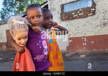 Deux petites filles et une tête de poupées sont photographiés à Durban Deeps hostel ancienne Skomplaas à la périphérie de Johannesburg South Banque D'Images