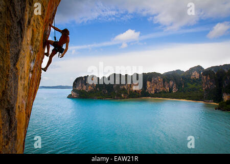 Un alpiniste autrichien onsighs le jus d'Orange une 7b + (5.12c) sur Railay Bay en Thaïlande 17 septembre. Le jus d'Orange Banque D'Images