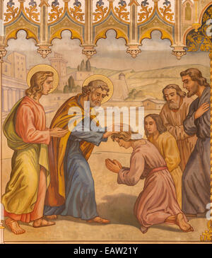 Trnava - La fresque de style néo-gothique scène fhe les Apôtres lors de la confirmation par Leopold Bruckner à Saint Nicholas church. Banque D'Images