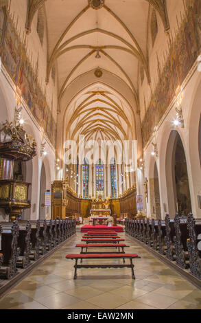 TRNAVA, Slovaquie - 14 octobre 2014 : La nef gothique de l'église Saint Nicolas. Banque D'Images