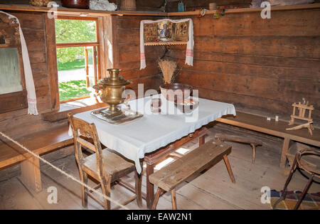 L'intérieur de la vieille maison en bois en milieu rural le musée de l'architecture en bois Vitoslavlitsy Banque D'Images