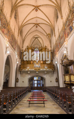 TRNAVA, Slovaquie - 14 octobre 2014 : La nef gothique de l'église Saint Nicolas et l'orgue. Banque D'Images