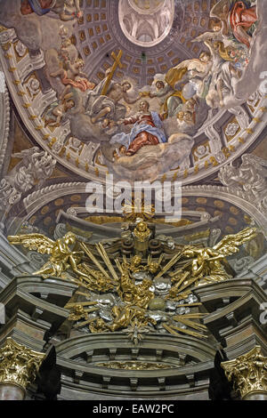 Trnava - coupole avec le couronnement de la Vierge Marie par A. Hess comme motif central dans l'église Saint-Nicolas et chapelle de la Vierge Marie Banque D'Images