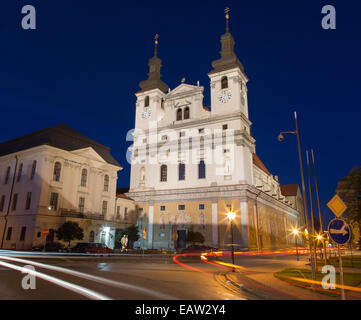 Trnava - La cathédrale Saint Jean Baptiste au crépuscule. Banque D'Images