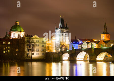 Vue de nuit sur le pont Charles et l'église de saint François à Prague Banque D'Images