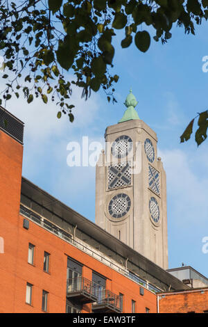 L'emblématique Oxo Tower art déco au quai de la tour sur la rive sud de l'Embankment, London sur une journée ensoleillée avec ciel bleu Banque D'Images