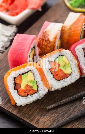 Rainbow sushi roll avec du saumon, du thon et de l'anguille Banque D'Images