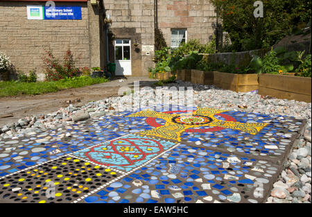 L'école primaire sur l'île d'iona de Mull, en Ecosse, Royaume-Uni, avec une mosaïque représentant la célèbre croix croix de Iona. Banque D'Images