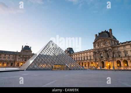 Cour intérieure et pyramide de verre du Louvre au lever du soleil, Paris, √ésle-de-France, France Banque D'Images