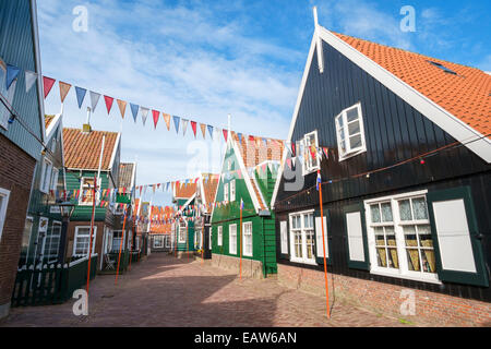 Maisons en bois traditionnelles à Marken, Hollande du Nord, Pays-Bas Banque D'Images