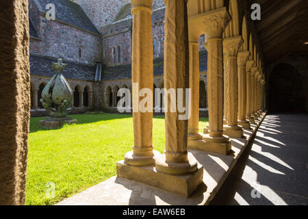 Piliers de grès à l'abbaye d'Iona Iona, off Mull, Ecosse, Royaume-Uni. Banque D'Images