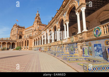 Séville - Plaza de España Square dans le style Art déco et Neo-Mudejar et les alcôves 'province' le long des murs. Banque D'Images
