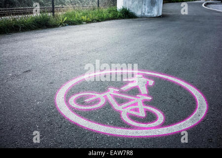 Location rose road sign symbole sur les pistes cyclables rez, femme, femmes, fille, femme, sport, sain, horizontal, copiez l'espace, porteur Banque D'Images