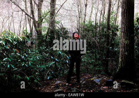 Un homme se prépare à grimper une route dans les bois de la Virginie de l'Ouest. Banque D'Images